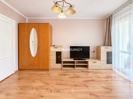 2 osobne pok, kuchnia, łazienka, balkon, piwnica