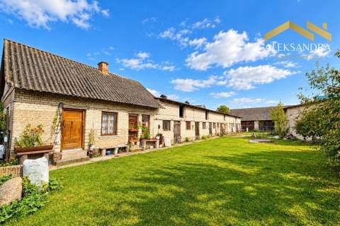 Siedlisko z zabudowaniami i działką nad rzeką Spokojna okolica