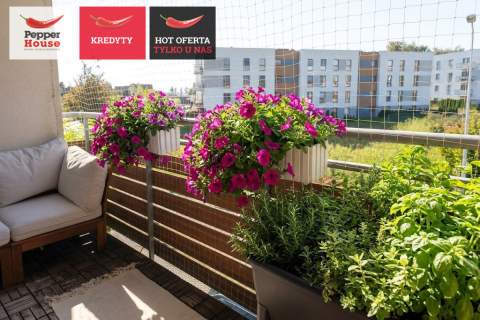 Przestronny salon z wyjściem na słoneczny balkon