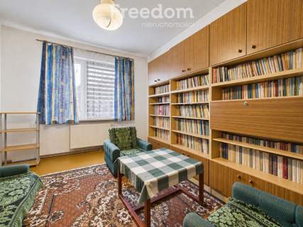 Dom z dużą działką i licznymi zabudowaniami gospodarczymi Beł