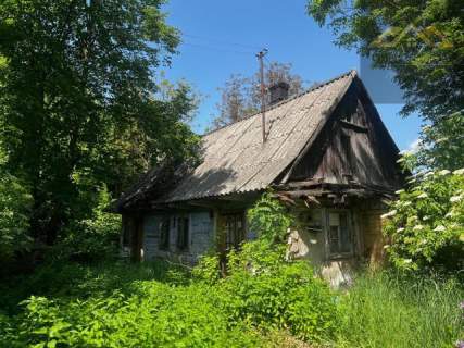 Działka budowlana z domem drewnianym