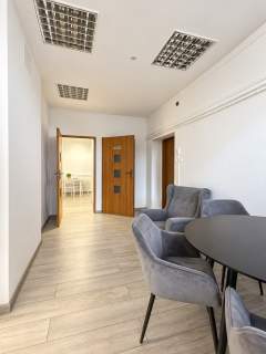 Tuż przy DK 81, duże witryny, 72m2