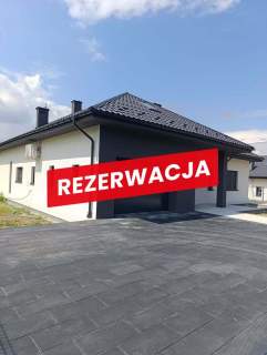 Nowy dom parterowy z antresolą.