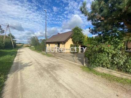 Mały dom wolnostojący- 3 km za Oporowem