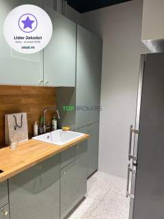 Wygodny lokal usługowy na parterze, witryny