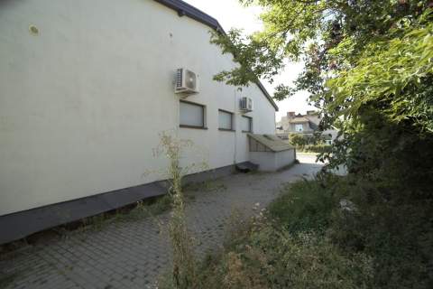 Budynek usługowo-handlowy, Trawniki centrum