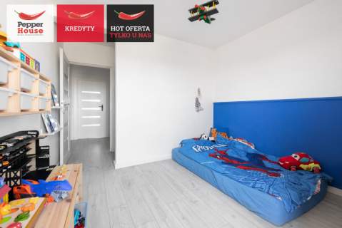 Przestronny salon z wyjściem na słoneczny balkon