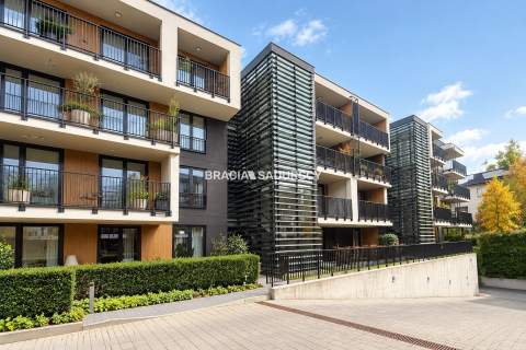 Nowoczesny jasny apartament w otoczeniu zieleni
