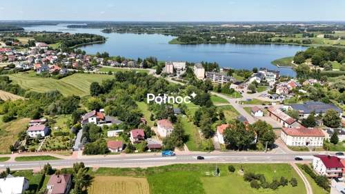 Zabytkowa kamienica w Rajgrodzie nieopodal jeziora