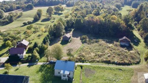 Działka budowlana 25 ar. z drewnianą chatą 8 km od Krasiczyna