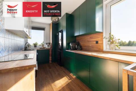 Przestronny salon z wyjściem na słoneczny balkon