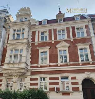 Kawalerka z oddzielną kuchnią w kamienicy w centrum