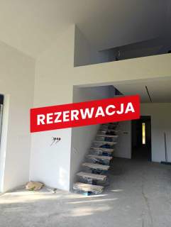 Nowy dom parterowy z antresolą.