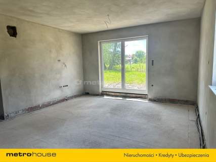 Nowoczesny dom na uboczu w ładnym miejscu.