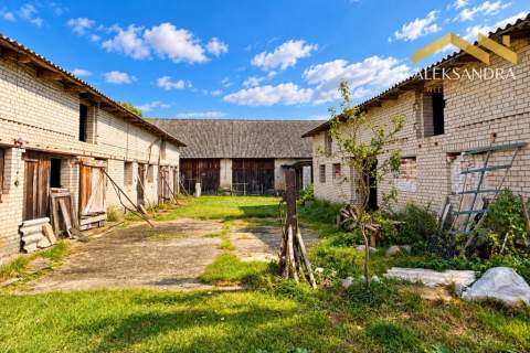 Siedlisko z zabudowaniami i działką nad rzeką Spokojna okolica
