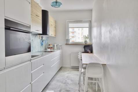 70 m2 3 pokoje Balkon 10 m2 Wysoki standard