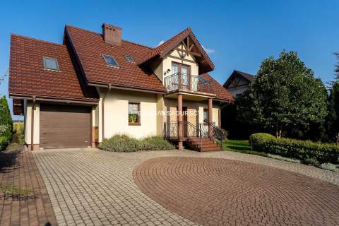 Dom w Centrum Kocmyrzowa, dwa wejścia, garaż
