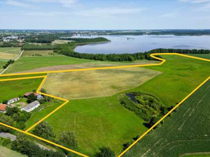 Działka inwestycyjna z linią brzegową