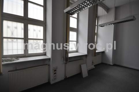 Lokal gastronomiczny z witrynami w centrum