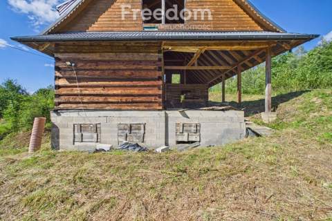 Drewniany dom z widokiem na Tatry