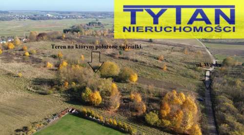 Działka przeznaczona pod dwa budynki mieszkalne.