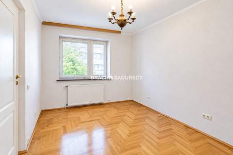 Trzy pokoje Znakomity stan Do wejścia 74m2