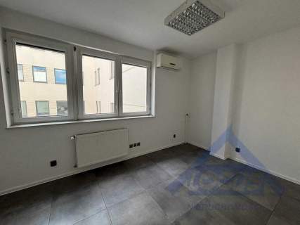 Biuro przy metrze od zaraz 210 m2.