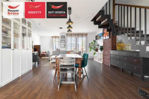 Przestronny salon z wyjściem na słoneczny balkon