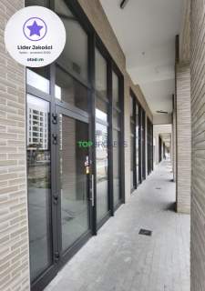 Lokal z witrynami w stanie deweloperskim