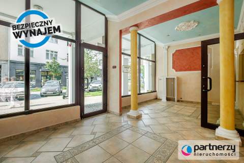 Lokal 60 m2, duże witryny, centrum Gdyni