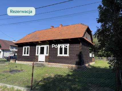 DOM Z PEŁNYCH BALI DREWNIANYCH BUCZKÓW, GM. RZEZAWA 9,30 AR