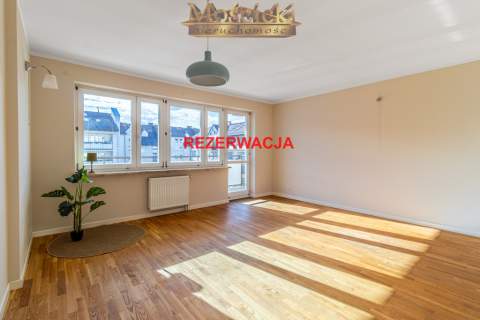 Dwa pokoje na Kabatach z oddzielną kuchnią