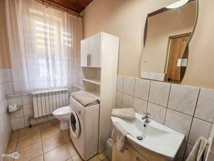 Przytulny domek wśród zieleni z dużym potencjałem.