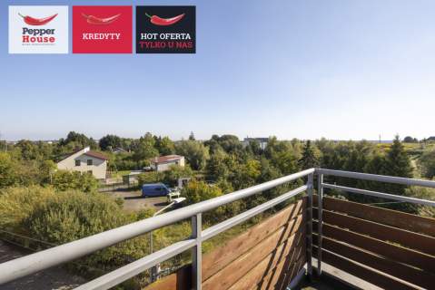 Przestronny salon z wyjściem na słoneczny balkon