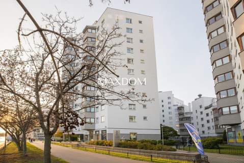2 minuty Metro Natolin budynek 2002 garaż