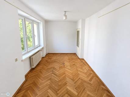 2 pokoje, 2 piętro, duży balkon, widok na skwer