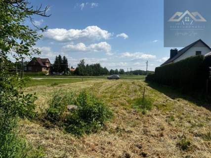 Działka budowlana z domem drewnianym
