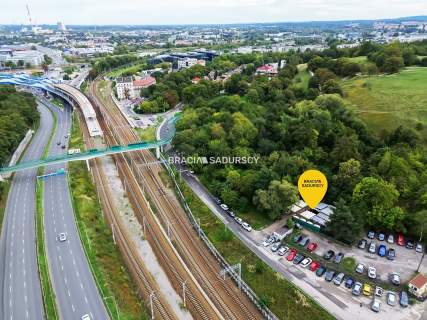 Działka z wynajętym budynkiem przy kopcu Kraka