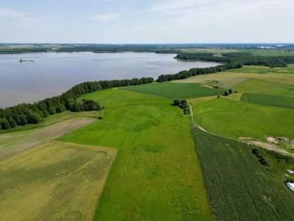 Działka inwestycyjna z linią brzegową