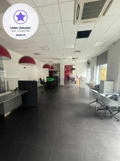 Narożny lokal z dużą witryną, cały lub połowa