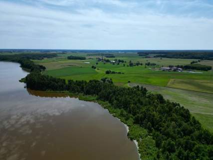 Działka inwestycyjna z linią brzegową