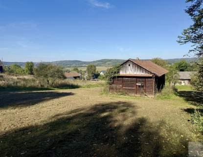 Działka budowlana 25 ar. z drewnianą chatą 8 km od Krasiczyna