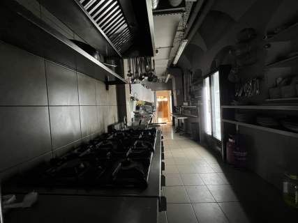 Lokal gastronomiczny z witrynami w centrum