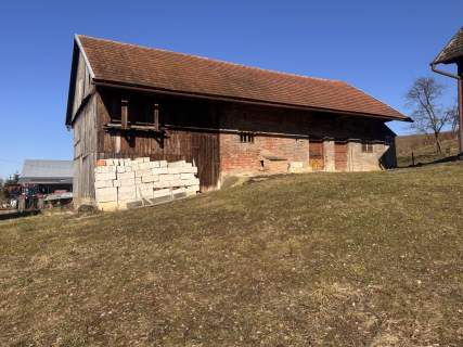 Dom z bali i ponad hektar ziemi