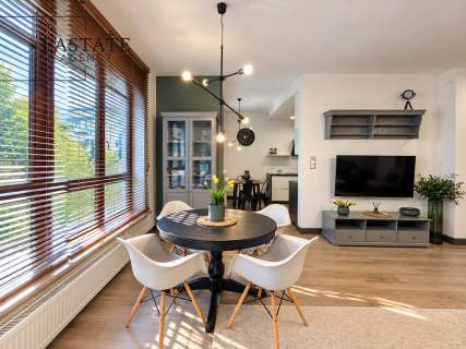 Elegancki apartament z loggią i 2 miejscami postojowymi w Wilanowie