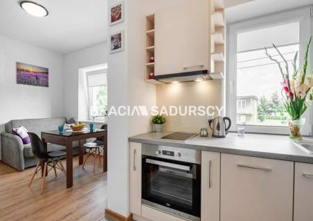 Budynek z 6 niezależnymi apartamentami.