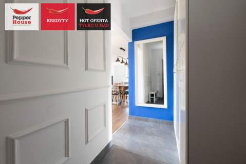 Przestronny salon z wyjściem na słoneczny balkon