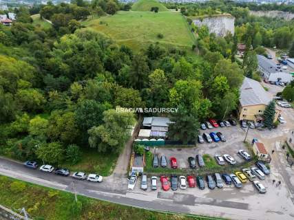 Działka z wynajętym budynkiem przy kopcu Kraka