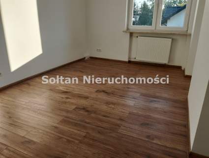 Wolno stojący dom w Łomiankach Centralnych.