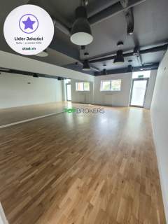 Przestronna sala z lustrem, witryna, dwa wejścia